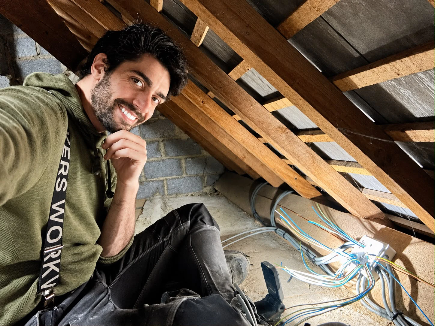 Charles préparant le câblage électrique dans un grenier lors d’un chantier CharlElec