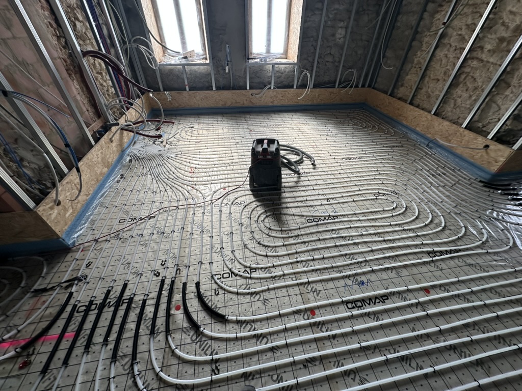 Installation d’un chauffage par le sol hydraulique prévu pour une pompe à chaleur sur un chantier CharlElec