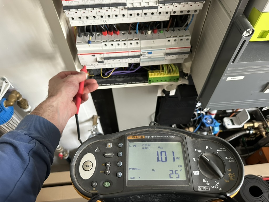 Dépannage et diagnostic d’un tableau électrique avec un appareil de mesure sur un chantier CharlElec