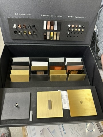 Coffret d’échantillons de finitions métalliques pour interrupteurs et commandes électriques