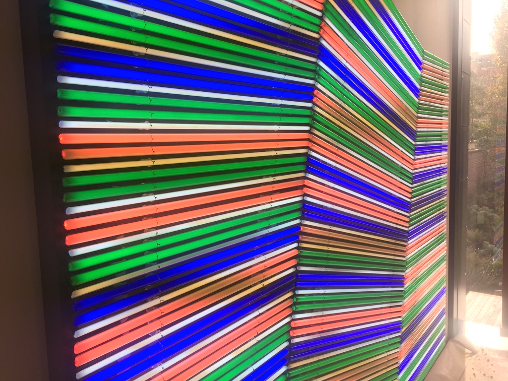 Installation d’éclairage LED décoratif multicolore réalisée par CharlElec en Belgique