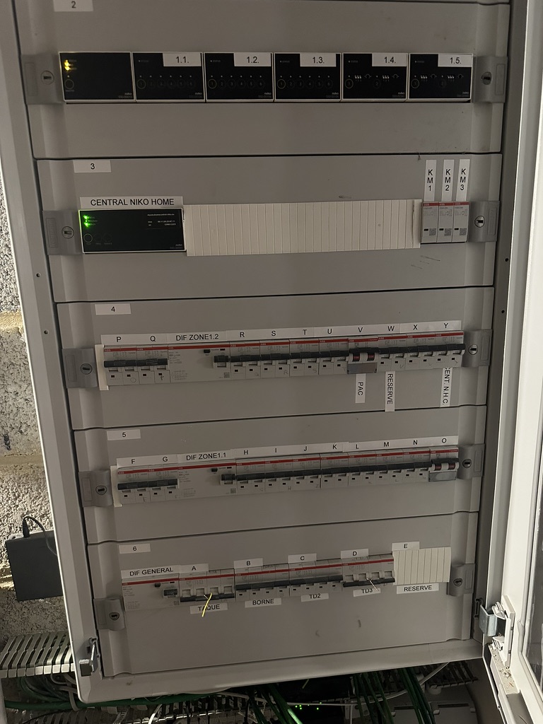 Tableau domotique Niko Home Control installé et repéré sur un chantier CharlElec en Belgique